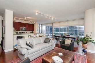 Building Photo - 2 bedroom in Chicago IL 60605