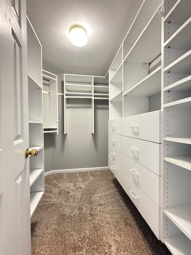 Building Photo - Triple Crown 2 bed 2 1/2 bath