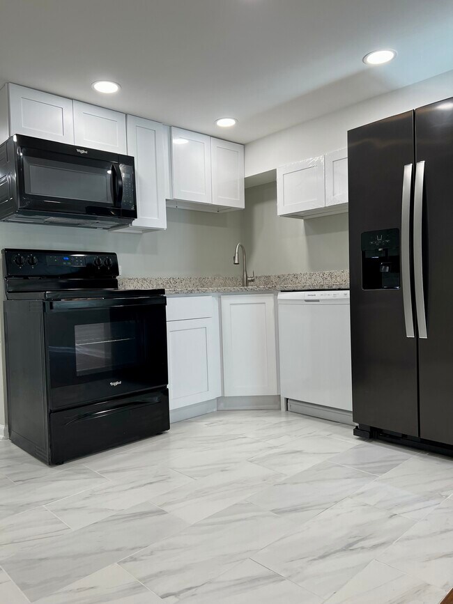 Building Photo - 1833 N Sawyer Ave