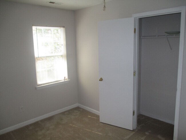 Building Photo - Ranch home minutes from uptown Charlotte