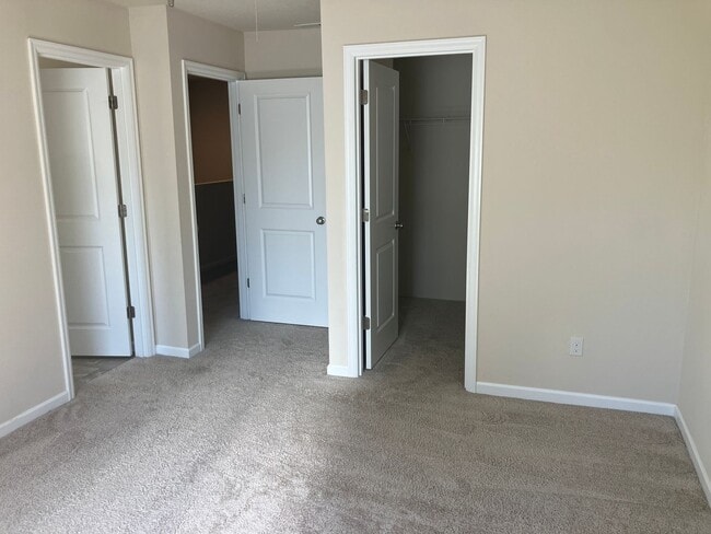 Building Photo - Three Bedroom Townhouse in South Salem