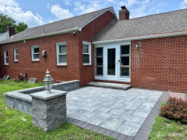 Building Photo - 19 South Dr