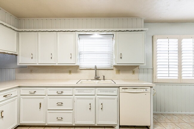 Building Photo - Charming 3 bedroom 2 bathroom