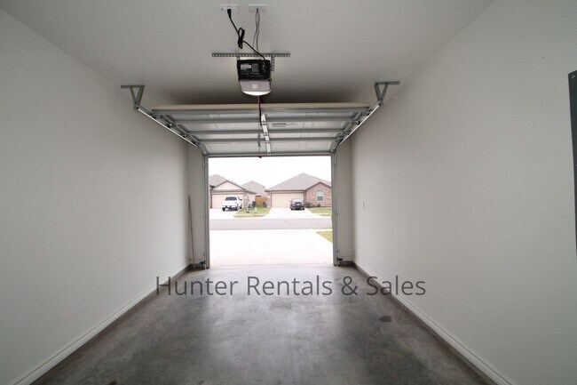 Building Photo - North Killeen 3-Bed Duplex with Modern Tou...