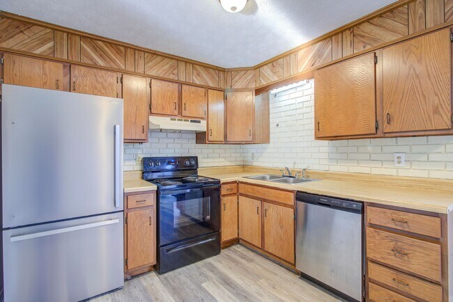 Building Photo - 5021 Emerald Dr