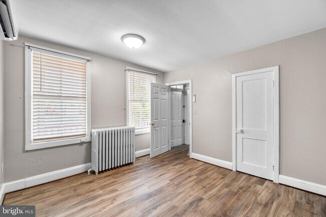 Building Photo - 15 E 4th St