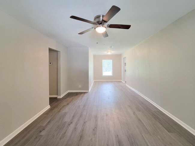 Building Photo - RECENTLY REMODELED 4 BEDROOM 2 BATH LEASE HOME WITH ALL THE UPGRADES.  CHECK THIS OUT.  WON'T LAS...