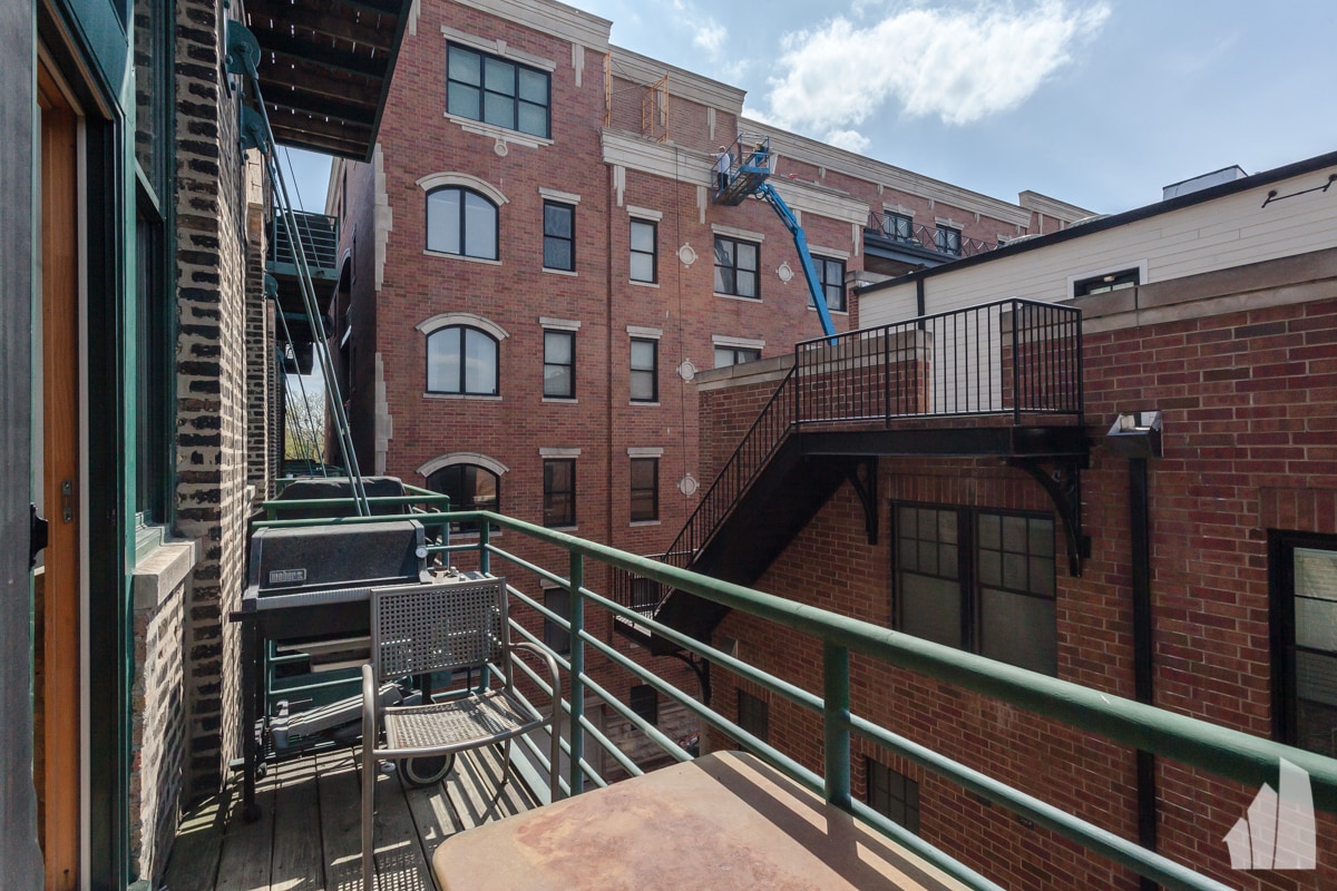 Building Photo - 2222 W Diversey Ave