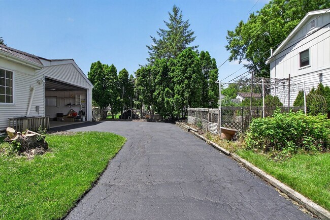 Building Photo - Spacious Stunning 3 BR House in Mount Prospect W/ Office/Playroom on Corner Lot