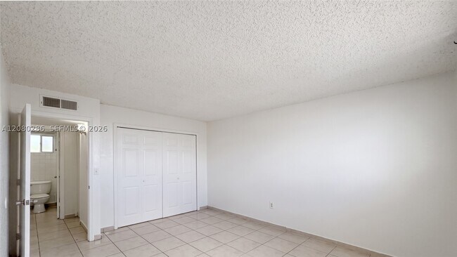 Building Photo - 666 W 81st St