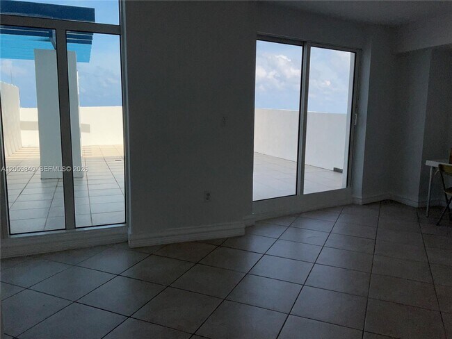 Building Photo - 7600 Collins Ave