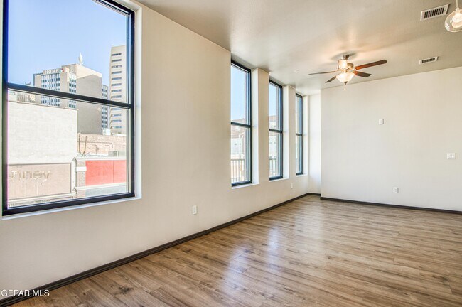 Building Photo - 312 E Overland Ave