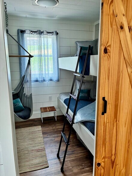 Bunk Bedroom - 15247 Fairoaks Ln