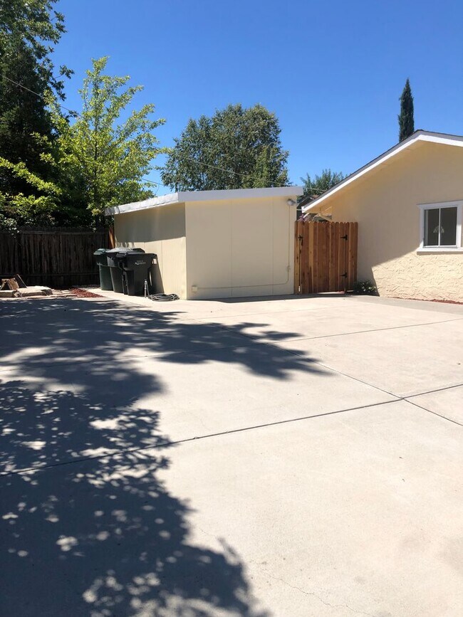 Building Photo - Remodeled Single Family Home!