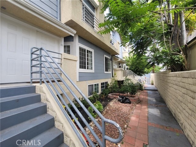 Building Photo - 5730 Vineland Ave