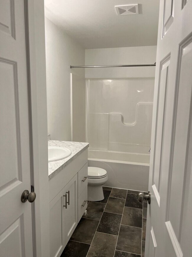 Building Photo - 3 Bed 2.5 Bath Single Family Home