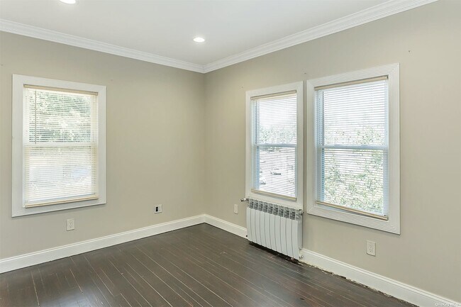 Building Photo - 10 Dosoris Way