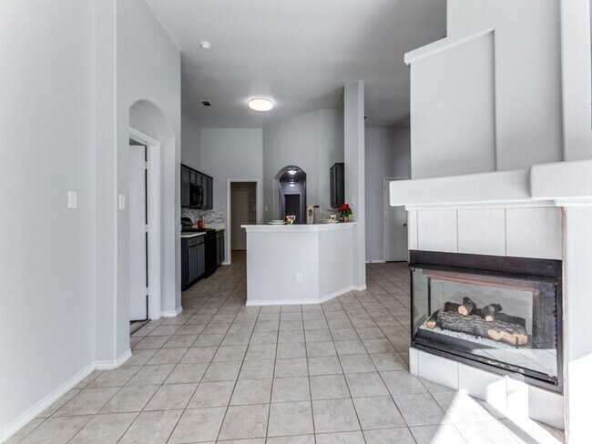 Building Photo - 1305 Greenbriar Ln