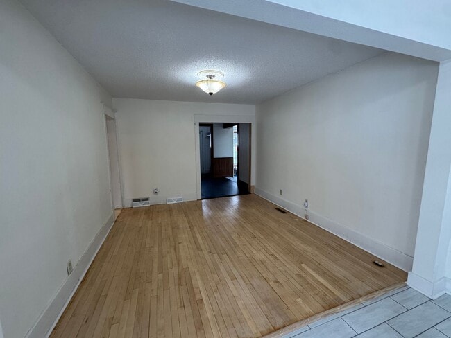 Building Photo - Cute Home in Central Bismarck with Huge Garage