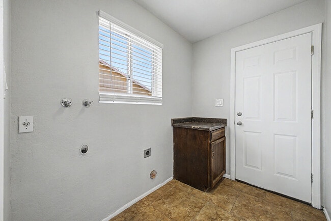 Building Photo - 3223 E Emerald Cir