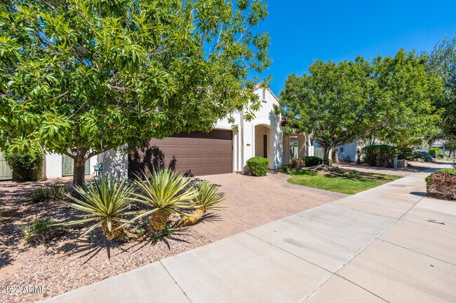 Building Photo - 734 W Juniper Ln