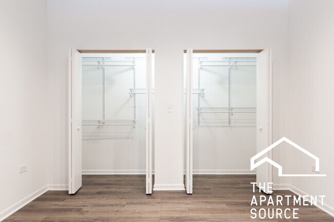 Building Photo - South Loop 3 bed 2 bath -- Updated Kitchen, HUGE Floorplan