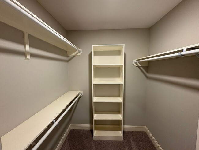 Building Photo - Beautiful 4 bedroom townhouse with incredible kitchen