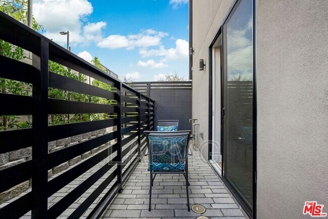 Building Photo - 4637 Laurel Canyon Blvd