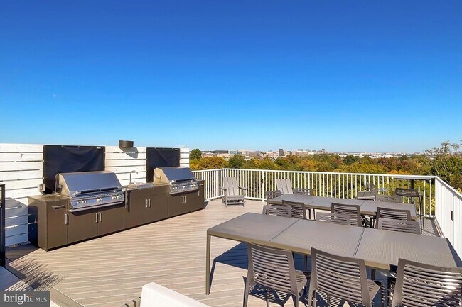 Building Photo - 635 Slaters Ln