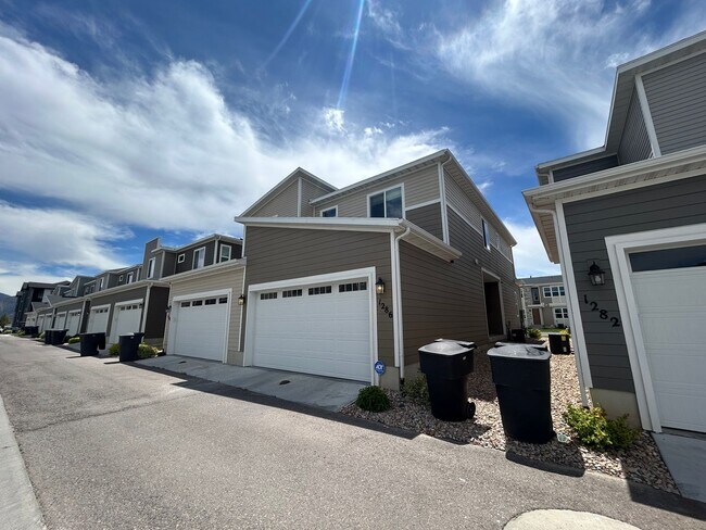 Building Photo - 3 Bedroom 2.5 Bathroom Townhouse in Payson, Utah!