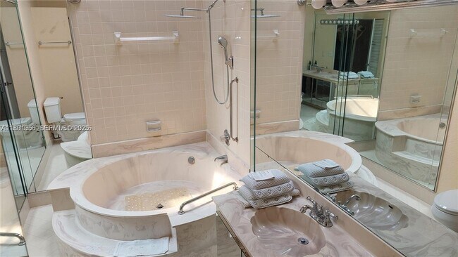 Building Photo - 2675 Parkview Dr S