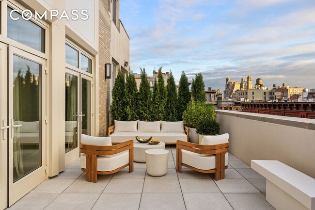 Building Photo - 211 W 84th St