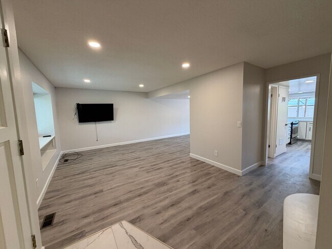Building Photo - 529 S Xenon Ct