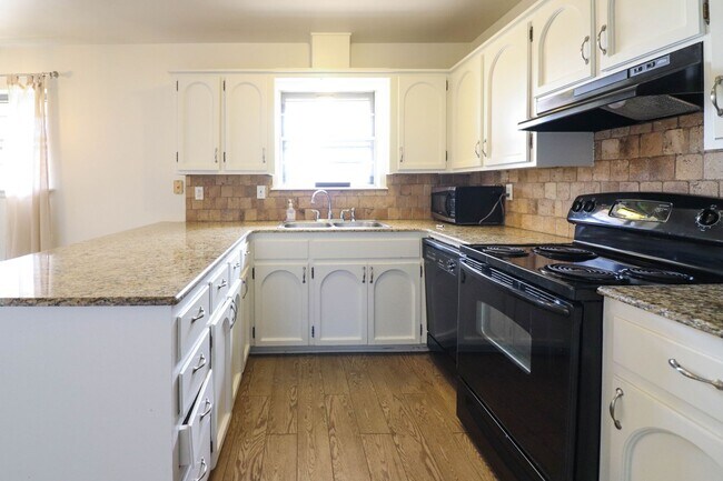 Building Photo - Located in South Tulsa - 3 Bedroom Home!!