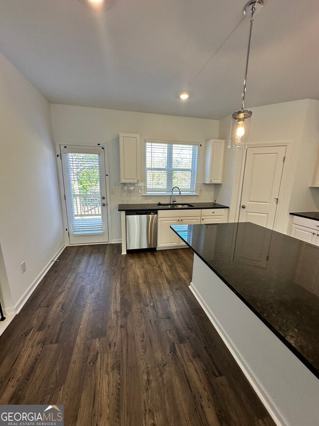 Building Photo - 5772 Plaza Dr SE