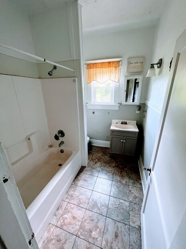 Building Photo - 4 Bedroom House in Lynchburg