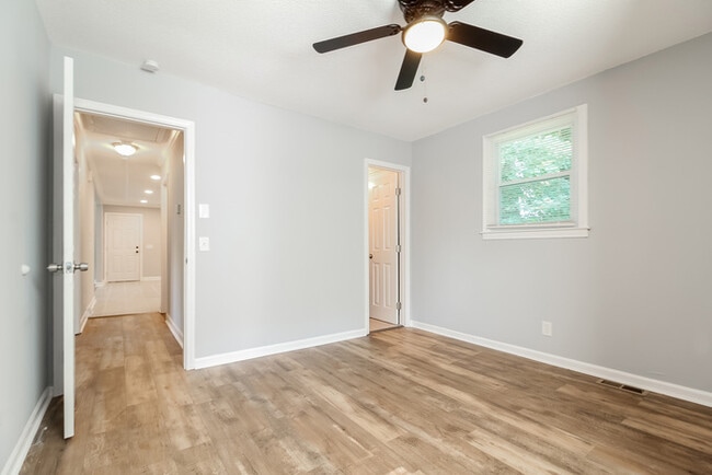 Building Photo - 409 Kenmore Dr