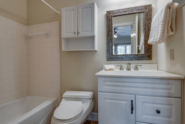 Building Photo - Beautiful Two Bedroom Green Hills Condo Wi...
