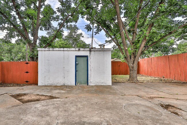 Building Photo - 2513 26th St