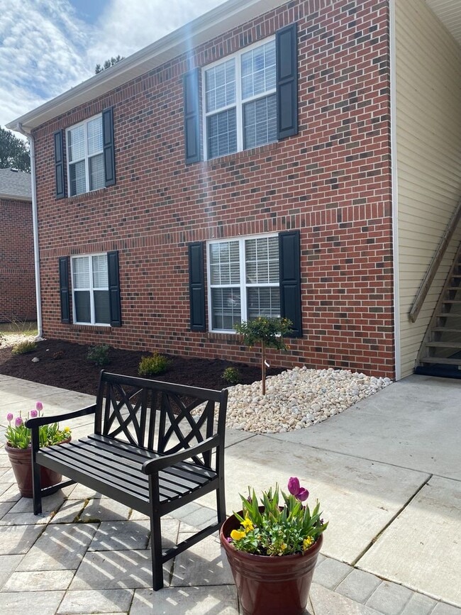 Building Photo - Two bedroom 2 bath apartment available
