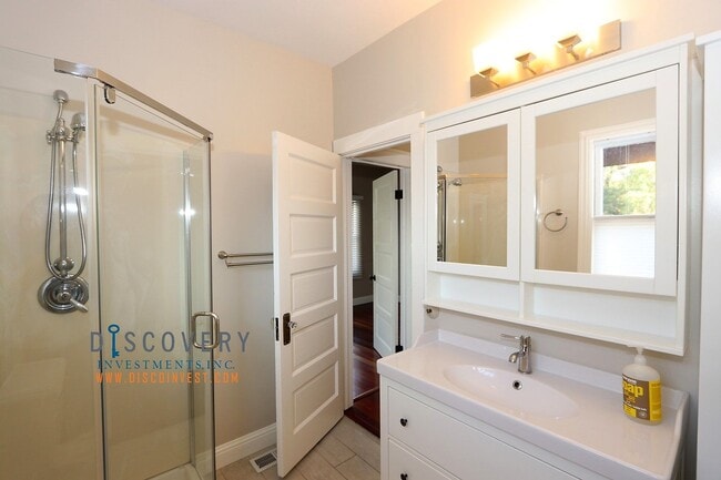 Building Photo - Charming South Berkeley Home for Lease