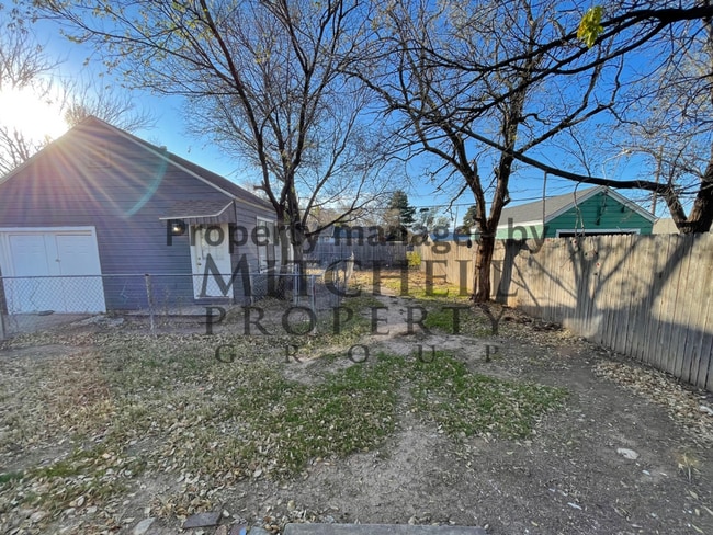 Building Photo - Wolflin~ 2 bedroom 1 bath!