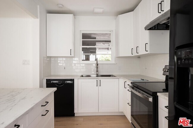 Building Photo - 15915 Wyandotte St