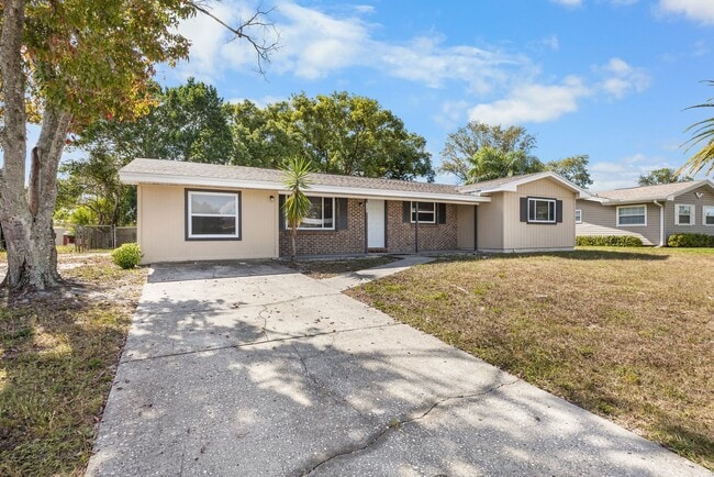 Building Photo - Beautifully renovated 4bdrm/2bath home wit...