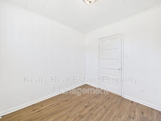 Building Photo - 711 E Lessley St