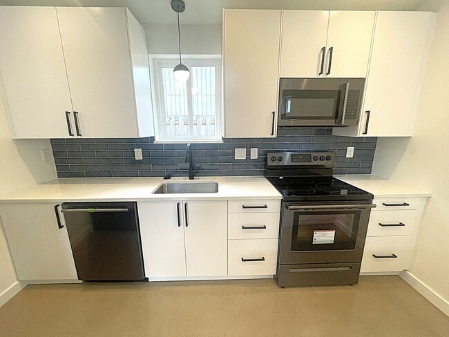 Building Photo - Brand New - 2 bedroom, AC, Full Kitchen, L...