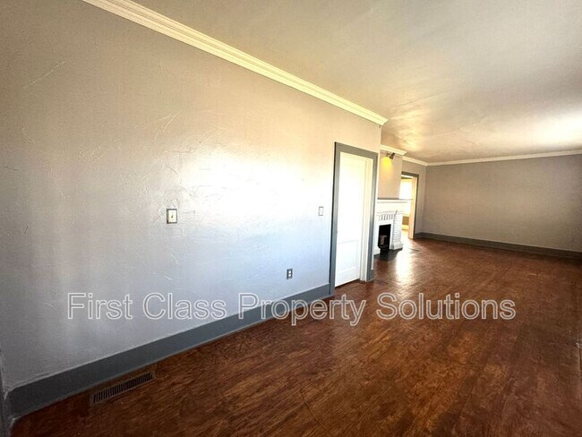 Building Photo - 1400 NW 22nd St