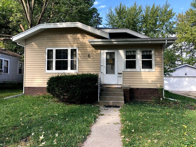 Primary Photo - Charming 2BR,1 bath house with updated app...