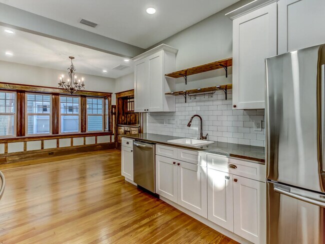 Building Photo - 419 E 3rd St