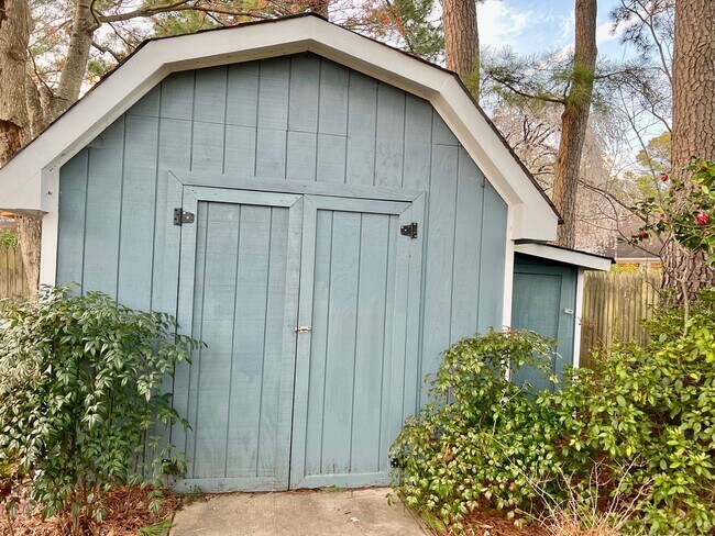 Building Photo - 3BD/ 2BA Brick Ranch in Lakeview Smith Terrace! Gorgeous Private Back Yard! Available NOW!